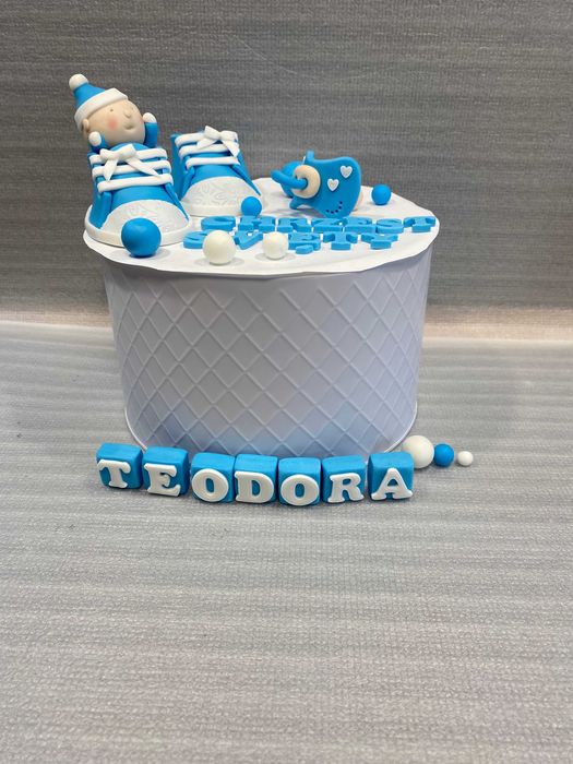 Dekoracja z masy cukrowej na tort na chrzest