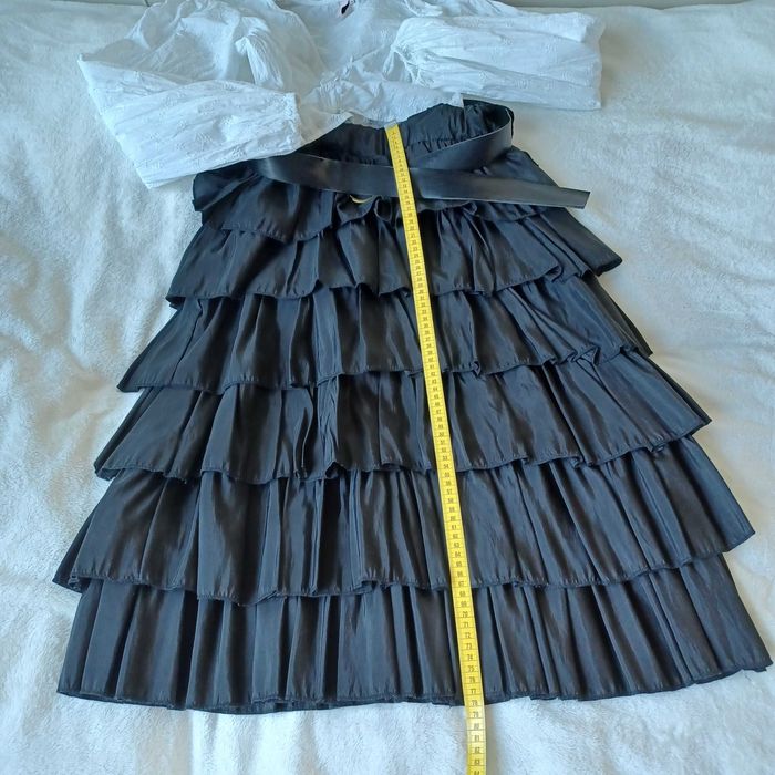 Czarna spodnica falbany