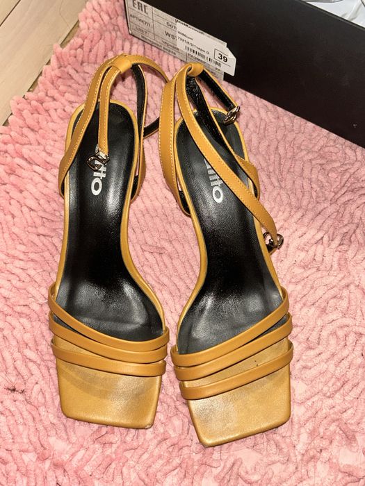 Босоножки 36 р горчичные