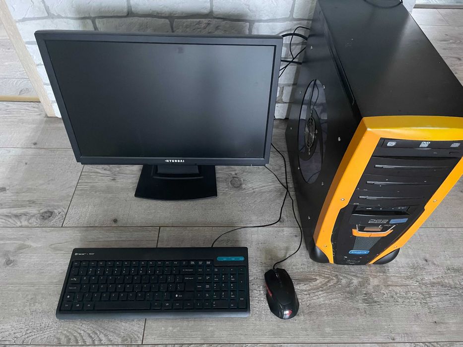 Komputer stacjonarny + monitor + drukarka