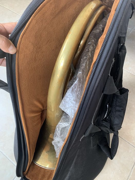 Estojo semirrígido para trompa com alças tipo mochila