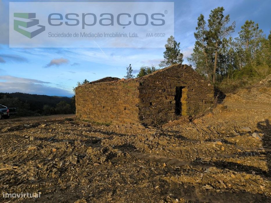 Terreno a confinal com 2 ribeiros