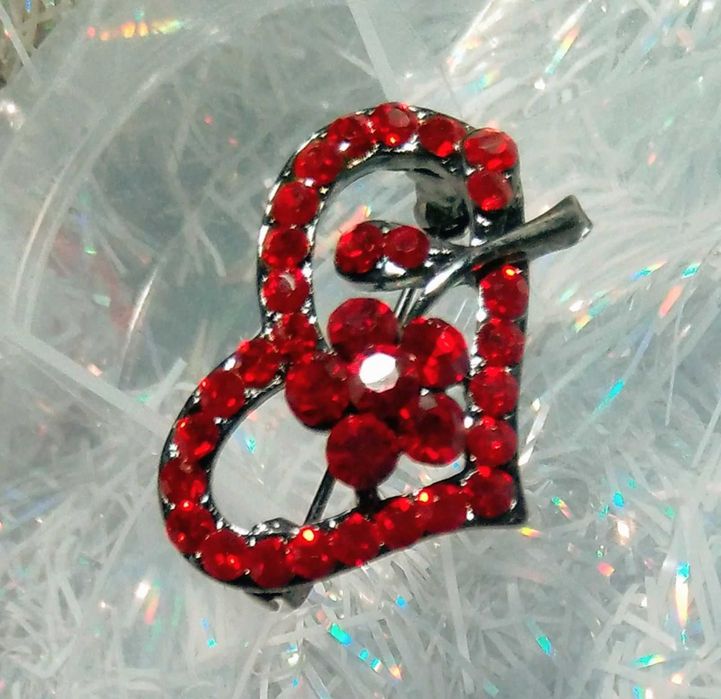 Продаю брошку сердечко