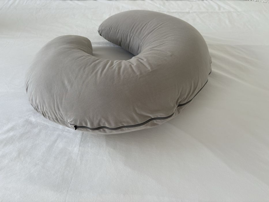 Almofada de amamentação cinzenta + capa branca c coelhos IKEA