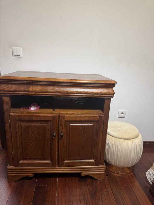 Móvel castanho com duas portas e uma prateleira aberta