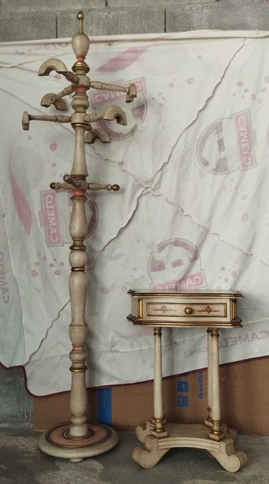 Conjunto de Bengaleiro de pé alto e mesa de apoio em madeira com detalhes dourados