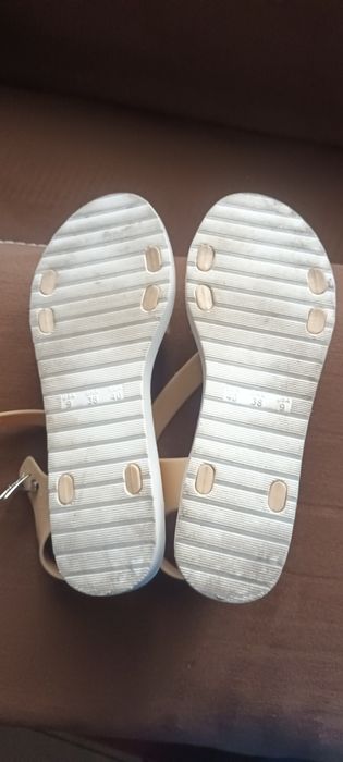 Beżowe sandałki damskie