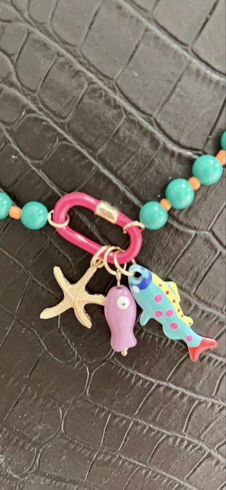 Colar de missangas coloridas com pendentes e argola metalicos
