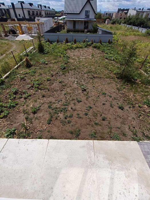 Продається особняк з прямокутною ділянкою, всі комунікації міські.