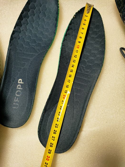 Продам чоловічі легкі зручні кросівки  в дуже гарному стані 44р.