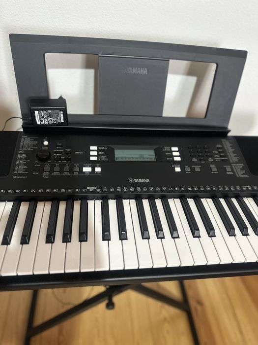 Piano Yamaha +suport como novo.