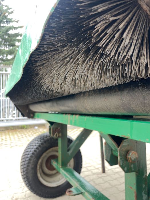 Piaskarka do trawnika, boisk i pól golfowych Cushman TD1500 Top Dresser