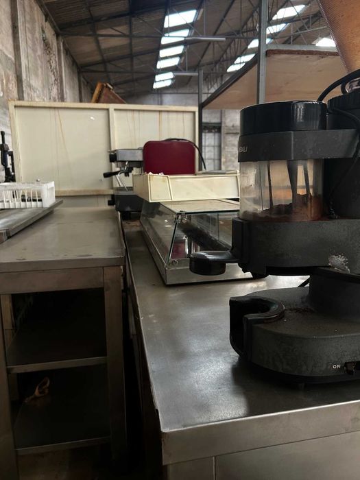 Equipamento para café/snack-bar - balcões inox, vitrines, máquinas