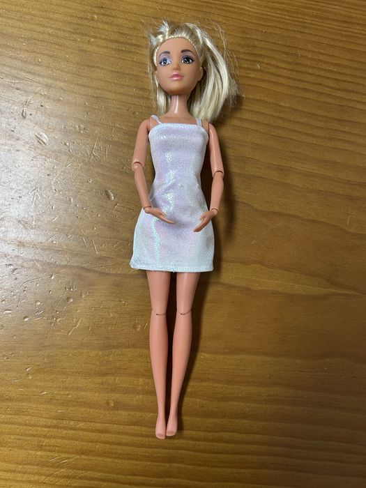 Vendo tres barbies muito bonitas