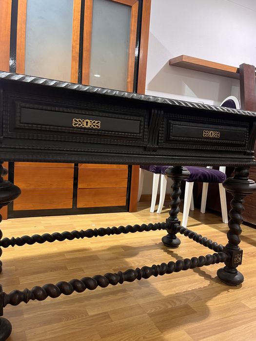 Comoda com detalhes escura