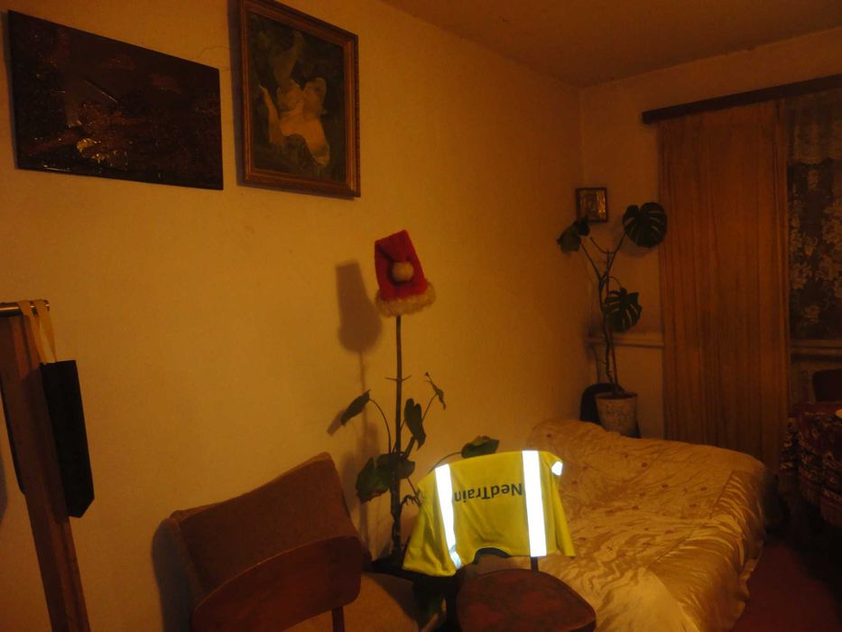 окрема кімната в оренду 20кв.м та гараж 25кв. м. в селі в будинку.