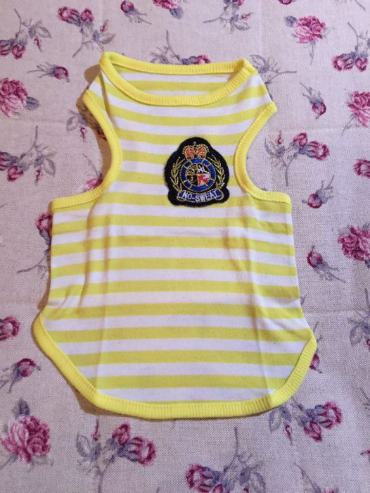 T-shirt para cão com emblema