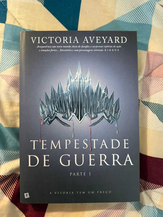 Livro "Tempestade de Guerra" de Vitoria Aveyard
