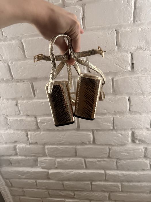 Босоніжки золотистого кольору 38 розмір