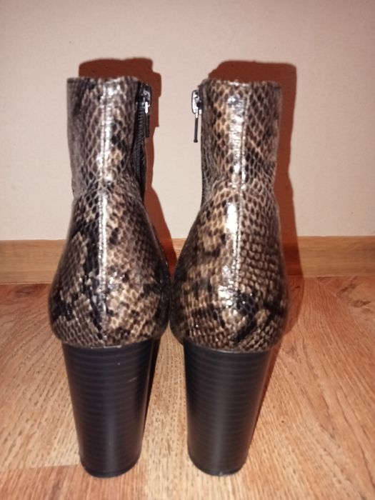 Nowe botki damskie w skórę krokodyla.