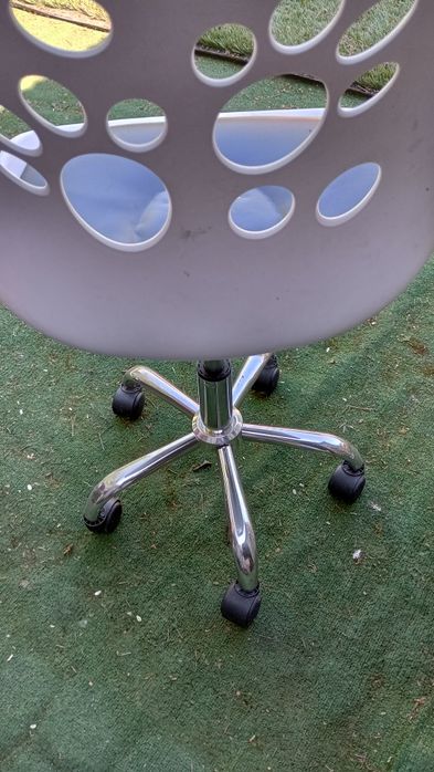 Fotel biurowy obrotowy biały