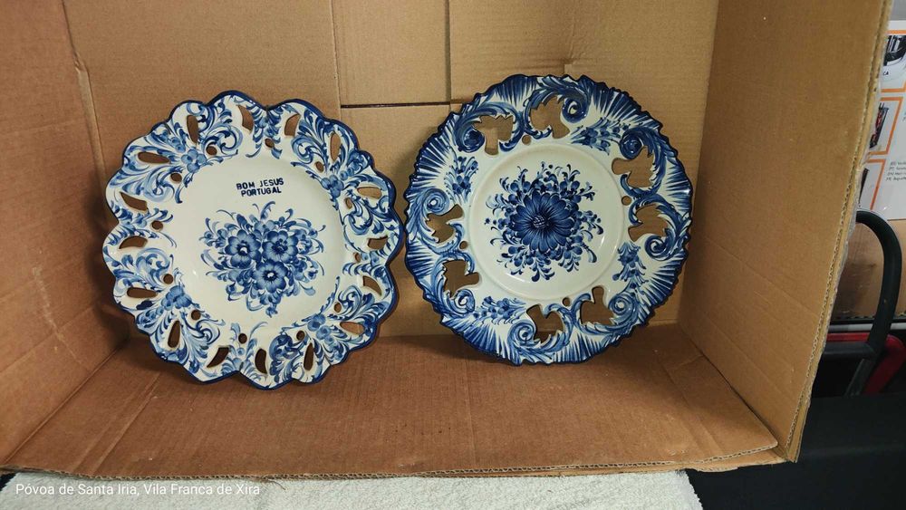 Pratos decorativos em cerâmica antiga com suporte