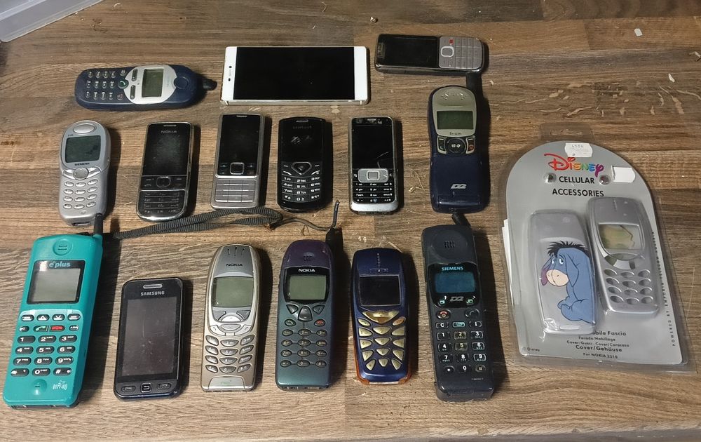 Stare telefony komórkowe Nokia Siemens Samsung Trium Retrotelefony