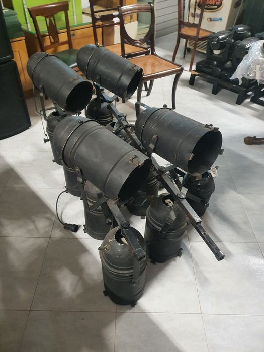 Conjunto de duas varas com 6 projectores par 64 com lâmpadas de 1000w