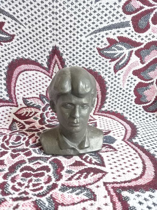 Бюст  Есенина  .