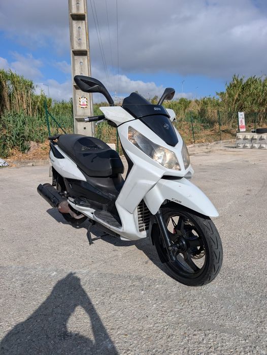 Mota 300c automática motor e elétrica em perfeito  estado , pneus novos e óleo trocado, ano 2015 sem nada pra fazer com faturas da oficina.
