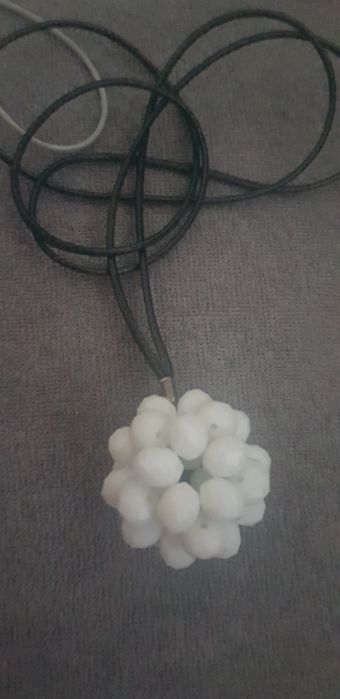 wisiorek, kulka na woskowanym sznurku