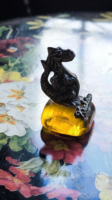 Mosiężna figurka smoka na postumencie z bursztynu. Vintage.