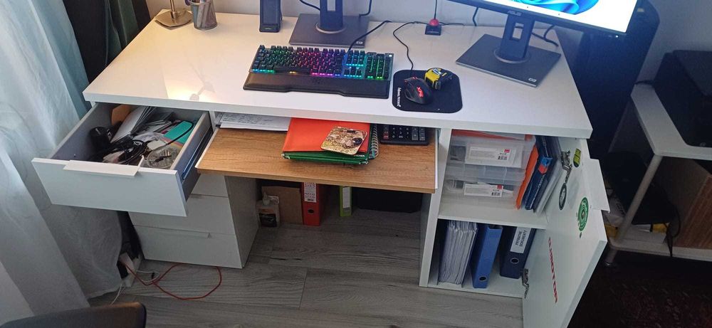 biurko stan bardzo dobry , solidne biały połysk FAKTURA , dowóz poznań