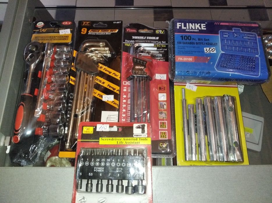 Набори відверток та ключів