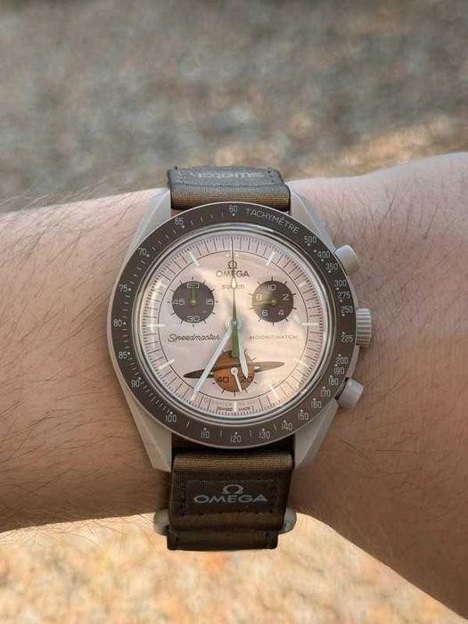 Saturn SO33T100 by Omega x Swatch - Golden Dial Celestial Style