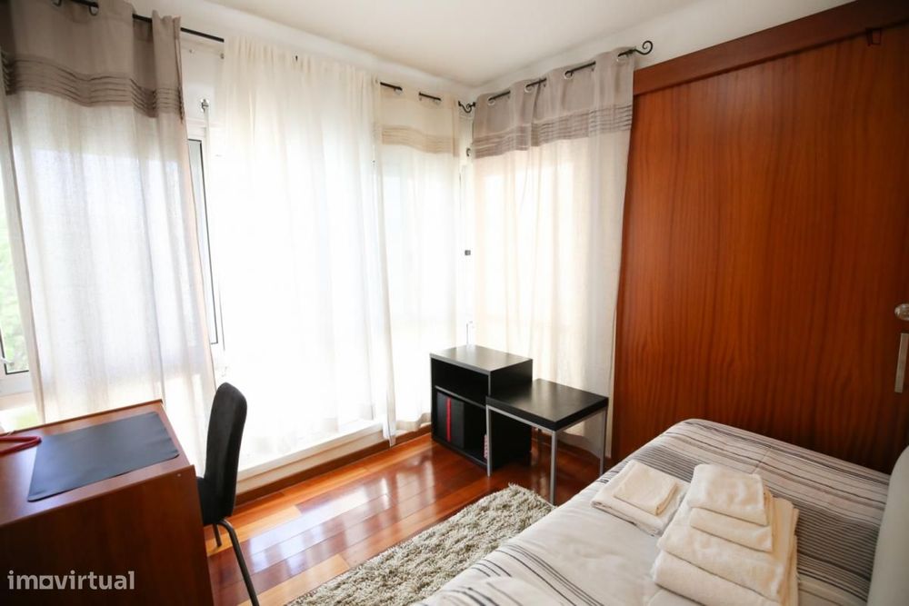 Quarto - localizado em Carnide Lisbon