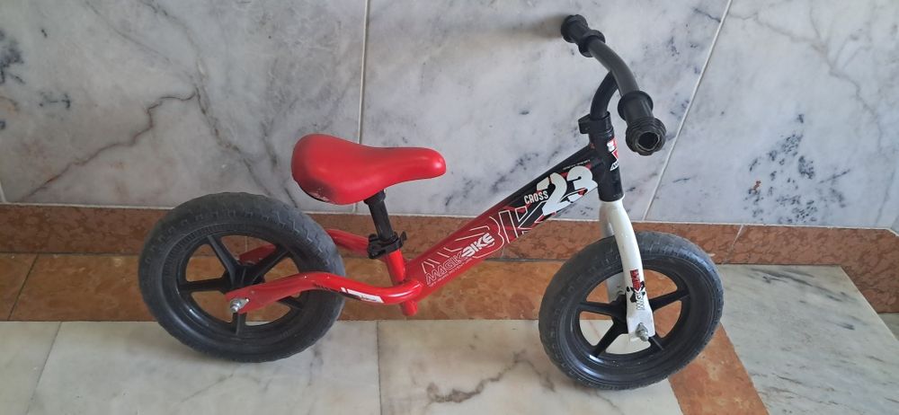 Bicicleta sem pedais vermelha, preta e branca em ótimo estado.