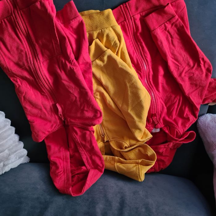 Bluzy rozpinane z kapturem 3 sztuki za 20 zł r 122