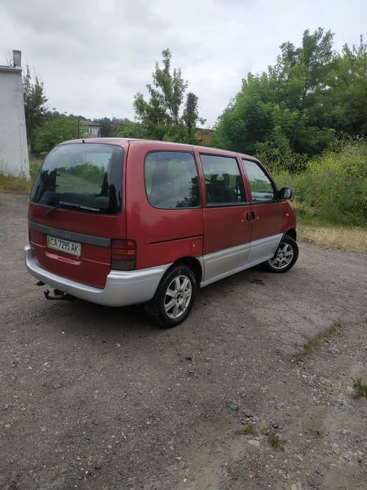 Продаж Нісан Серена