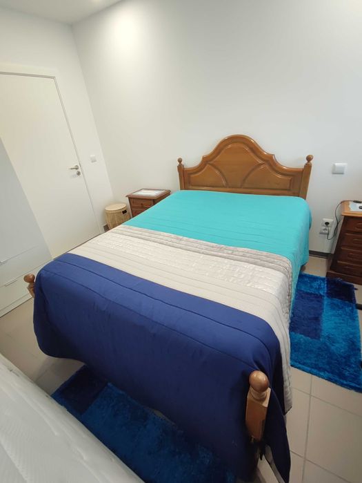 Cama de Casal com estrado e colchão + 2 mesinhas de cabeceira + cômoda