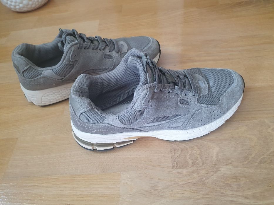 Кросівки розмір38   35 21.5см і 38 білі 23.5см