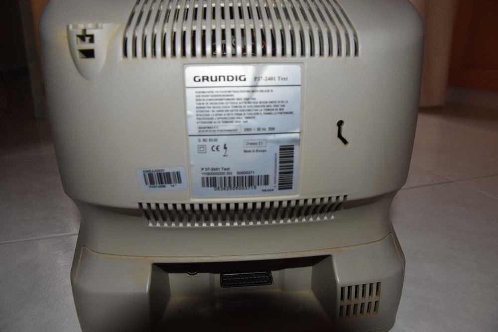 Vendo TV crt Grundig  diagonal 37cm cor prata