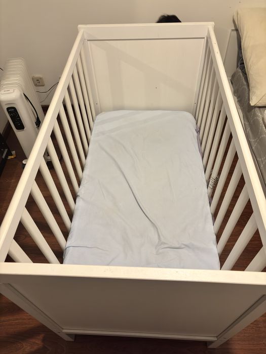 Berço com colchão e capa impermeável