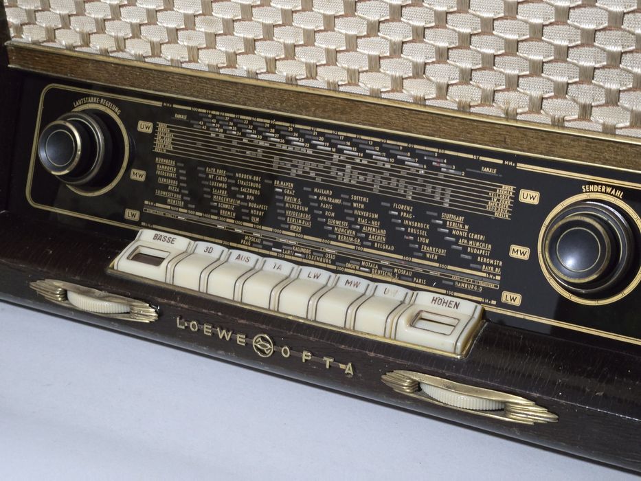Rádio antigo com gira discos reparado Loewe-Opta