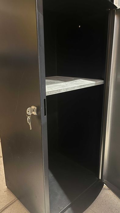 Móvel ​metálico de apoio para máquina de café