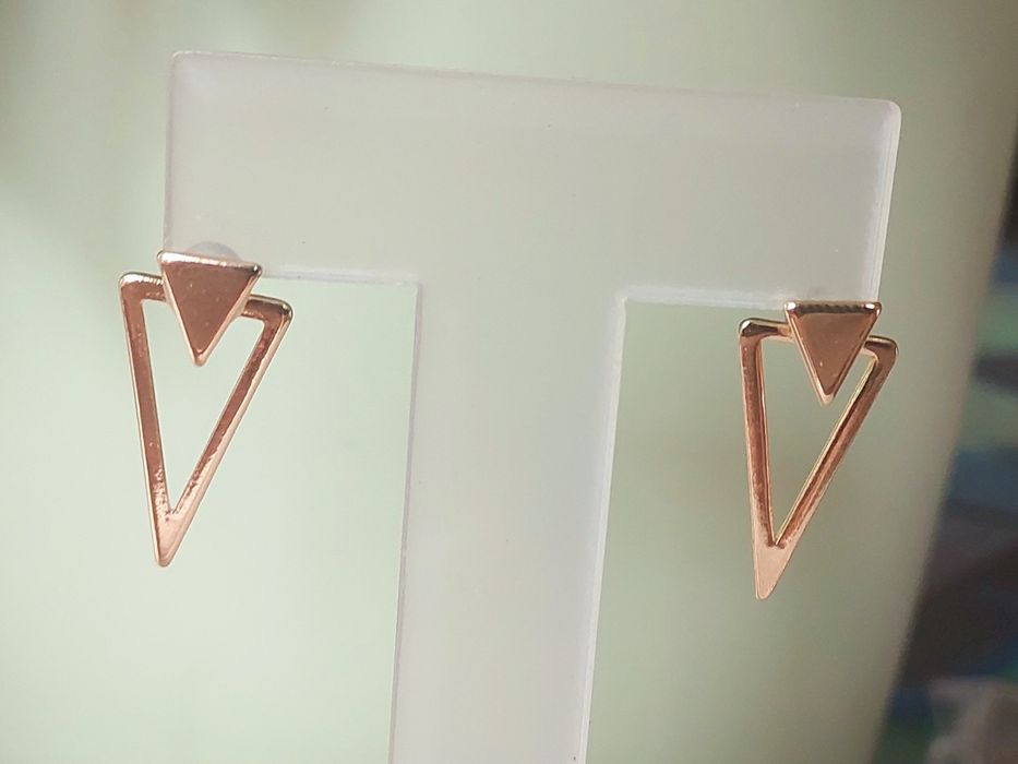 Brincos de metal dourado em forma triangular e com 2 possibilidades