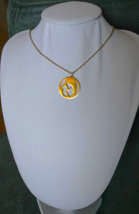 Colar Aço Dourado Disco c/ Mãe e Bebe NOVO