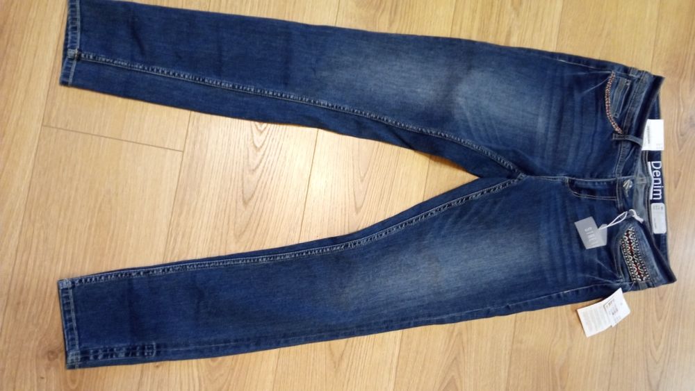 Nowe spodnie z haftem