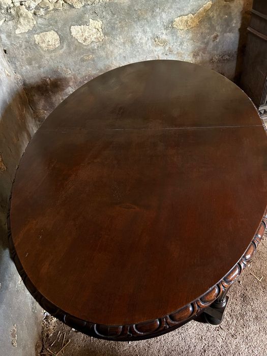 Mesa oval antiga em madeira maciça