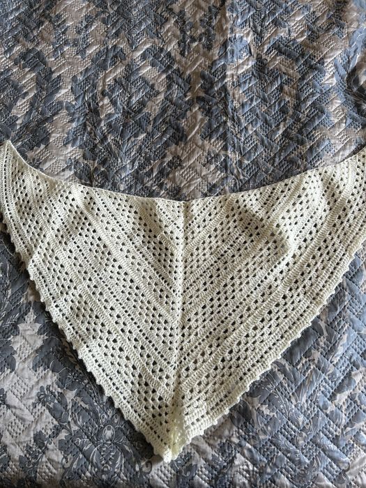 Mała chusta robiona na drutach